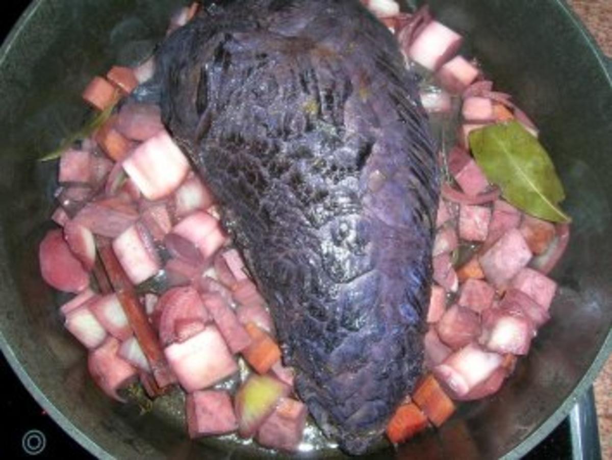 Rotweinsauerbraten mit Hagebuttenknödeln und geschmortem Wirsing (Fotos) - Rezept - Bild Nr. 10