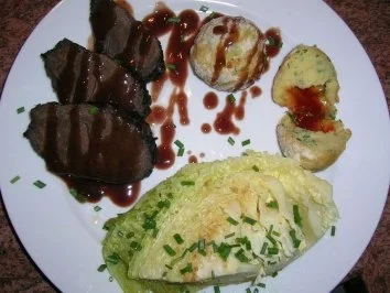 Rotweinsauerbraten mit Hagebuttenknödeln und geschmortem Wirsing (Fotos) - Rezept - Bild Nr. 2