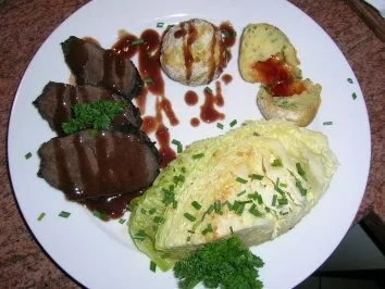 Rotweinsauerbraten mit Hagebuttenknödeln und geschmortem Wirsing (Fotos) - Rezept