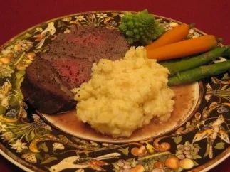 Pochiertes Rinderfilet mit Selleriepüree und Gemüse - Rezept