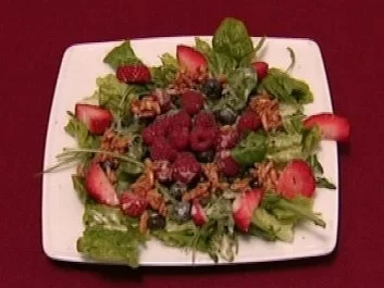 Rot-blauer Früchtecocktail auf Salatherzen (Susan Tiedtke) - Rezept