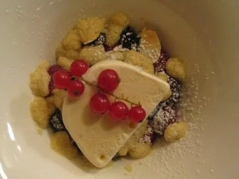 Rezept: Beeren-Crumble und Vanilleparfait Beeren-Crumble und Vanilleparfait - Rezept