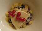 Beeren-Crumble und Vanilleparfait - Rezept