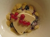 Beeren-Crumble und Vanilleparfait - Rezept