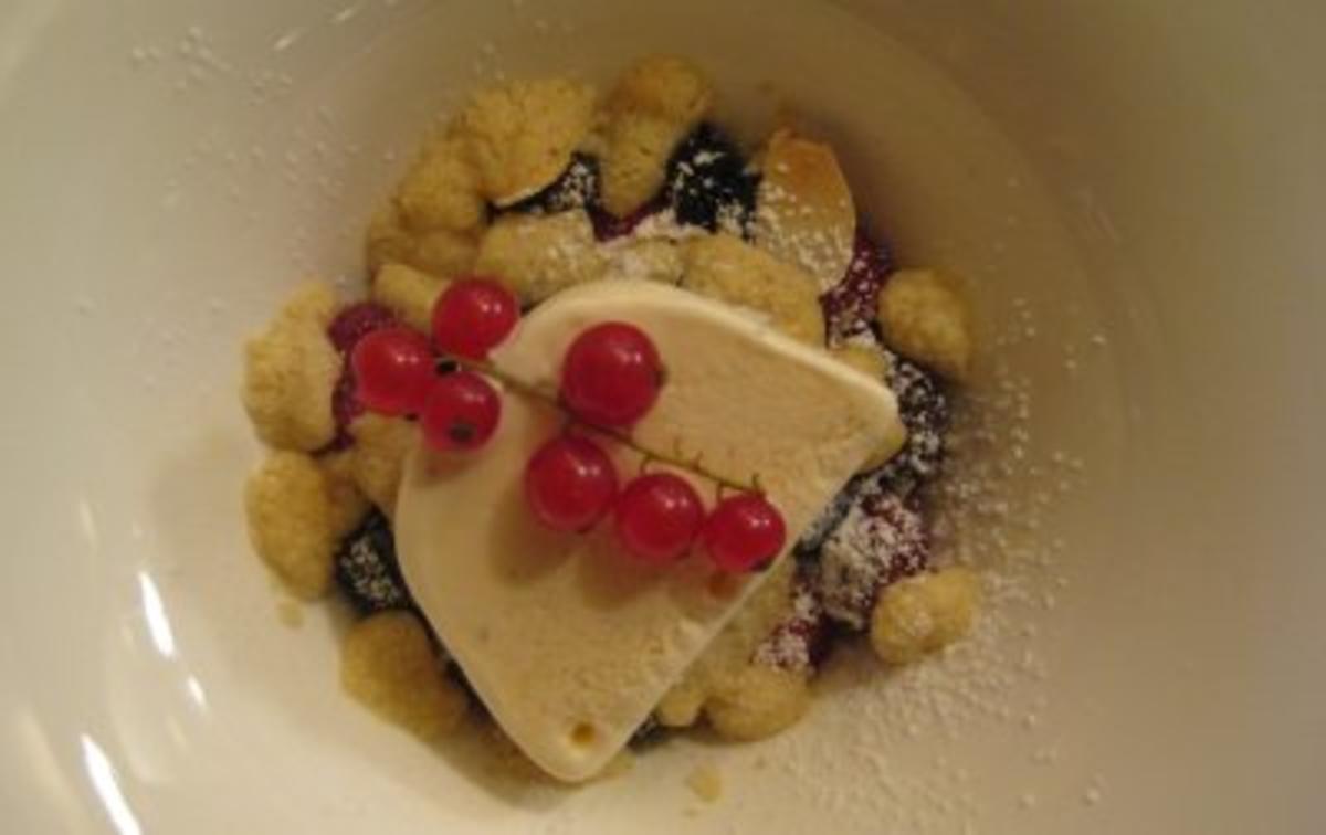 Bilder für Beeren-Crumble und Vanilleparfait - Rezept