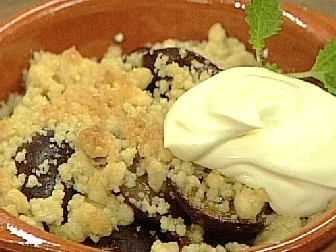 Zwetschgen-Crumble mit Gewürzsahne - Rezept