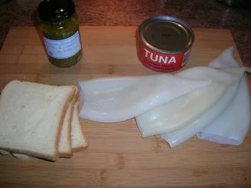 Tintenfischtuben gefüllt mit Thunfisch+schwarzem Olivenpesto an Ratatouille und Kräuterbaguette - Rezept - Bild Nr. 3