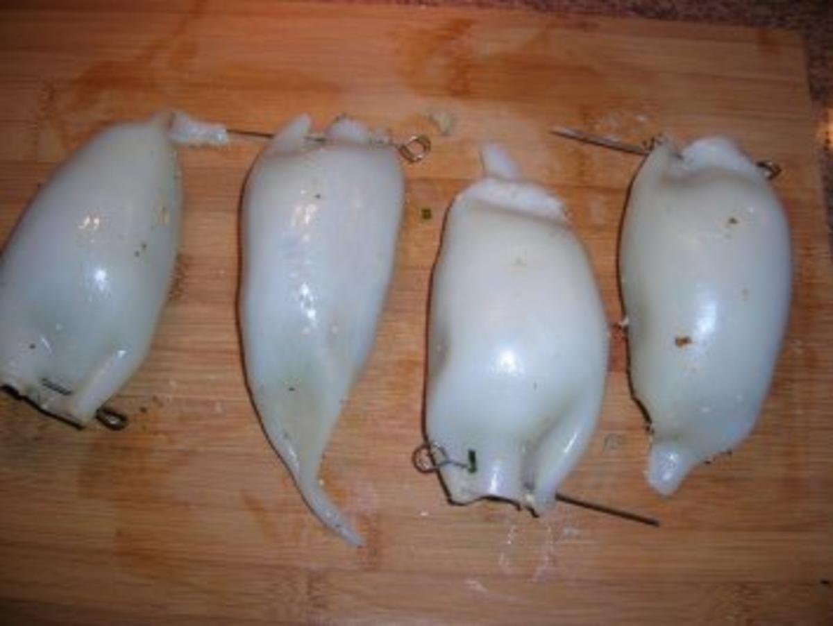 Tintenfischtuben gefüllt mit Thunfisch+schwarzem Olivenpesto an Ratatouille und Kräuterbaguette - Rezept - Bild Nr. 4