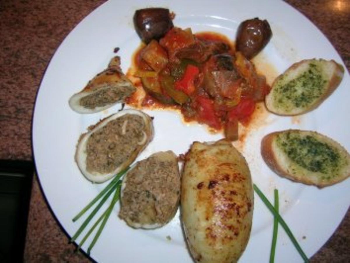 Tintenfischtuben gefüllt mit Thunfisch+schwarzem Olivenpesto an Ratatouille und Kräuterbaguette - Rezept - Bild Nr. 2
