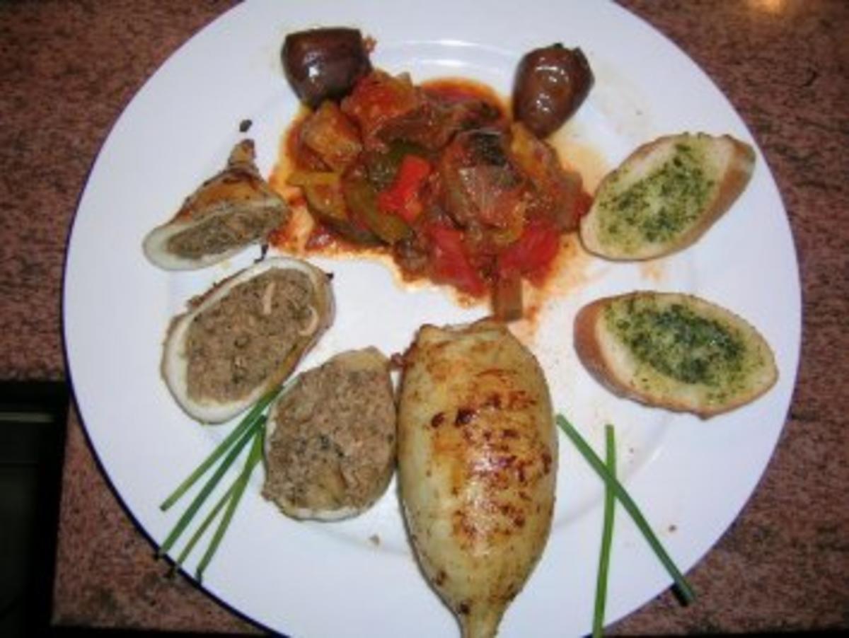 Tintenfischtuben gefüllt mit Thunfisch+schwarzem Olivenpesto an Ratatouille und Kräuterbaguette - Rezept