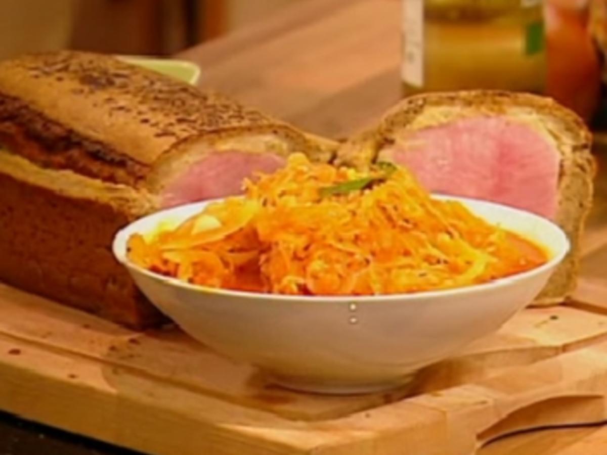 Kassler im Brotteig mit tomatisiertem Sauerkraut - Rezept - kochbar.de