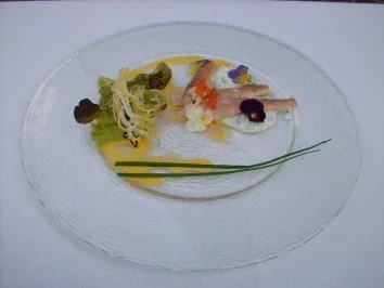 Geräucherter Forellensalat mit Veilchenvinaigrette und Meerrettichsoße - Rezept