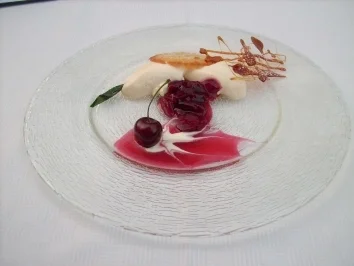 Ziegenfrischkäsecreme mit Schattenmorellenkompott auf Orangen-Talern - Rezept