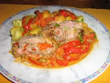 Hack-Kräuter-Rouladen in Paprikasauce an Gnocchis - Rezept