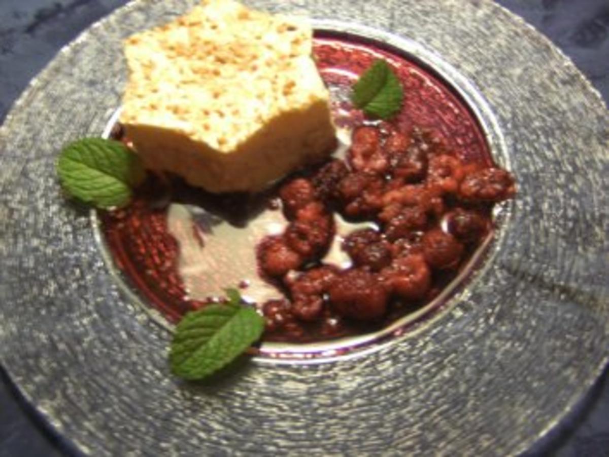 Desserts: Geeiste Zimtsterne mit flambierten Himbeeren - Rezept - Bild Nr. 4