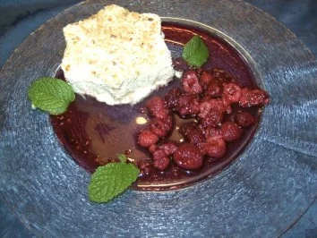 Desserts: Geeiste Zimtsterne mit flambierten Himbeeren - Rezept