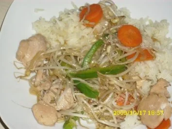 Fleisch: Hähnchenstreifen mit Gemüse und Sprossen aus dem Wok - Rezept - Bild Nr. 2