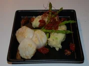 Jacobsmuscheln mit grünem Spargel an getrüffelter Vichysoisse-Creme - Rezept