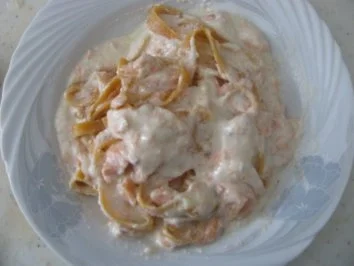 Bandnudeln mit Joghurt-Sahne Sauce und Lachs - Rezept