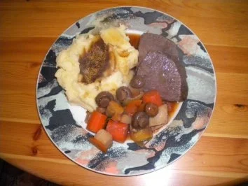 Rezept: Rinderschmorbraten mit Kartoffelstock, Gemüsesauce und gemischtem Salat Bild Nr. 2 Rinderschmorbraten mit Kartoffelstock, Gemüsesauce und gemischtem Salat - Rezept - Bild Nr. 2