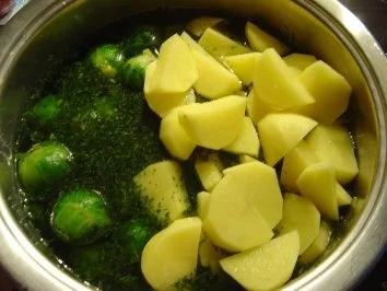 Rezept: Rosenkohl-Creme-Suppe mit Garnelen a la Anne... Bild Nr. 3 Rosenkohl-Creme-Suppe mit Garnelen a la Anne... - Rezept - Bild Nr. 3