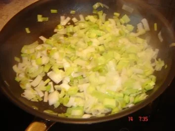 Rezept: Vollkornnudeln-Porree Pfanne mit eingelegten Garnelen Bild Nr. 3 Vollkornnudeln-Porree Pfanne mit eingelegten Garnelen - Rezept - Bild Nr. 3