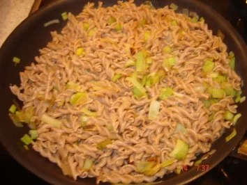 Rezept: Vollkornnudeln-Porree Pfanne mit eingelegten Garnelen Bild Nr. 4 Vollkornnudeln-Porree Pfanne mit eingelegten Garnelen - Rezept - Bild Nr. 4