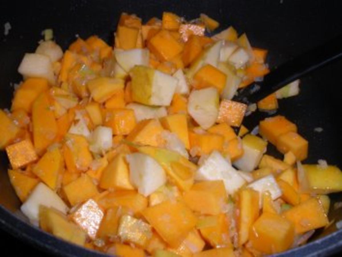 Suppe - Kürbissuppe mit honigglasierten Äpfeln - Rezept - Bild Nr. 2