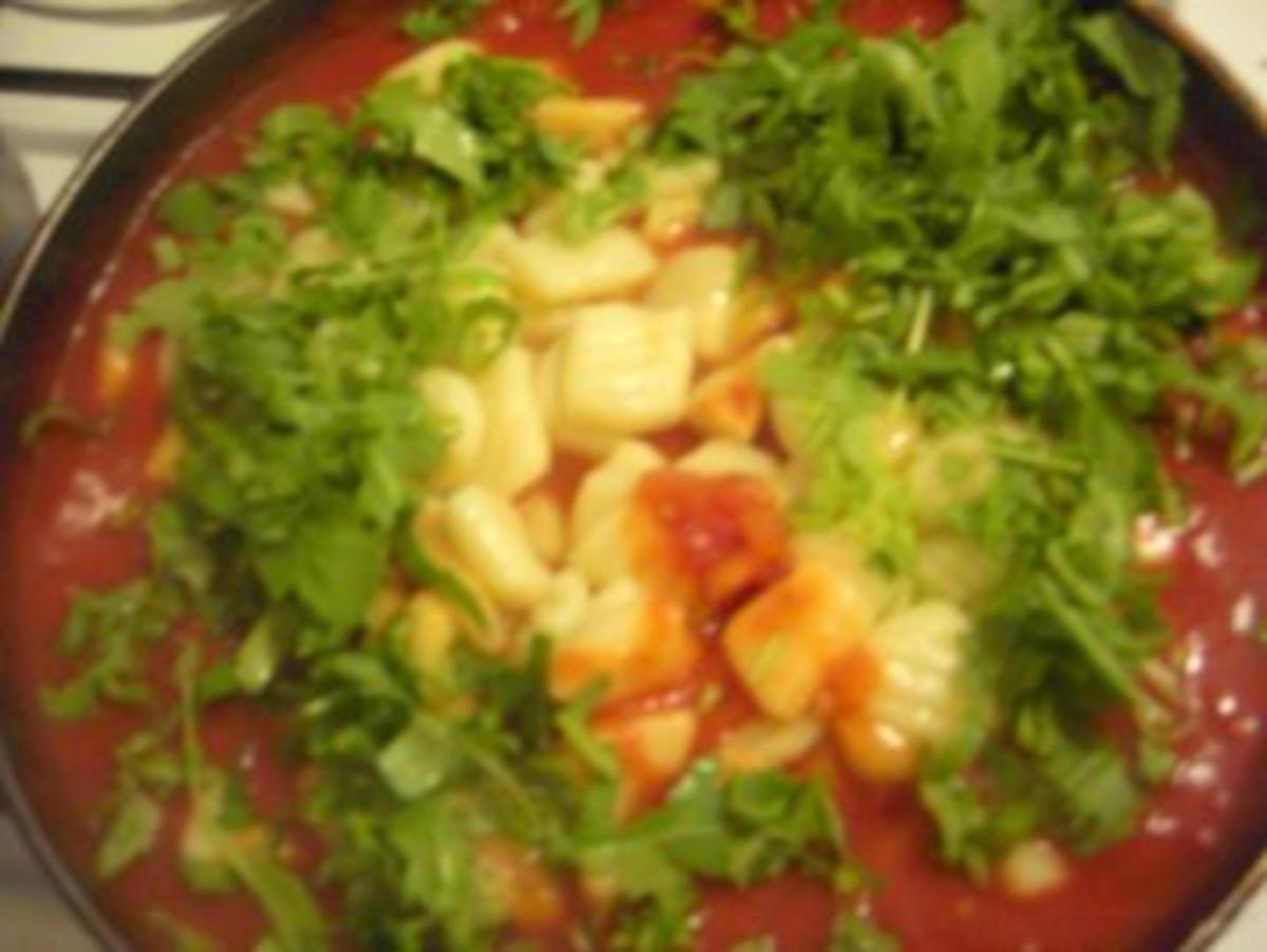 Gnocchi in Tomatensauce und Rucola - Rezept