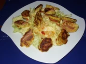 Würstchen im Teigmantel auf grünem Salat - Rezept