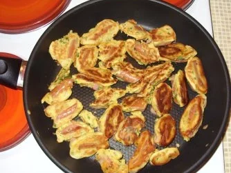 Rezept: Würstchen im Teigmantel auf grünem Salat Bild Nr. 5 Würstchen im Teigmantel auf grünem Salat - Rezept - Bild Nr. 5