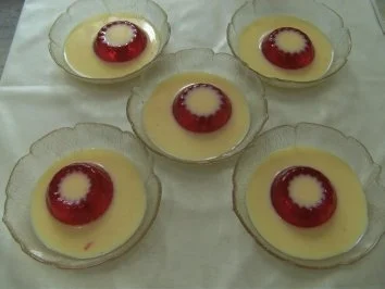 Rezept: DESSERT - Himbeer-Wackelpudding-Gugelhüpfer Bild Nr. 2 DESSERT - Himbeer-Wackelpudding-Gugelhüpfer - Rezept - Bild Nr. 2