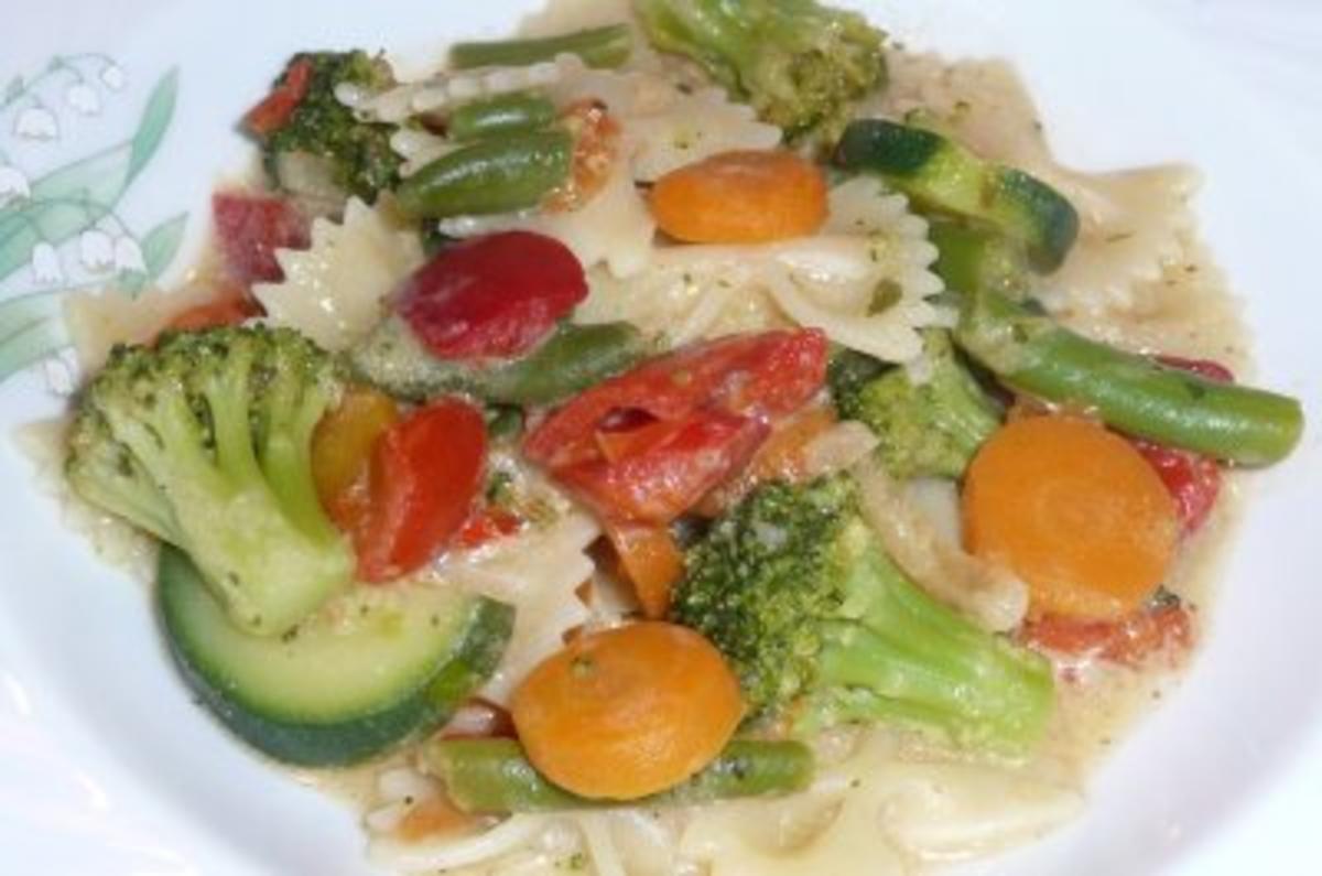 Pfannengericht: Italienisches Gemüse mit Nudeln und Feta - Rezept