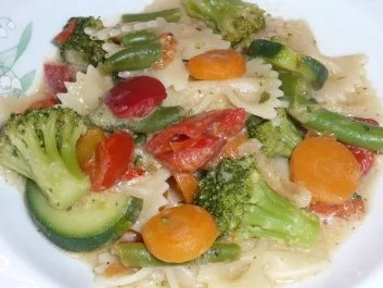 Rezept: Pfannengericht: Italienisches Gemüse mit Nudeln und Feta Pfannengericht: Italienisches Gemüse mit Nudeln und Feta - Rezept