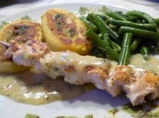 Lachsspieße mit Kartoffelrolle dazu Weißwein-Käße-Soße - Rezept