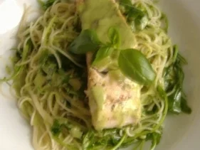 Rucolaspaghetti mit gebratenem Fischfilet und Pestoschaum. - Rezept