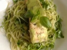 Rucolaspaghetti mit gebratenem Fischfilet und Pestoschaum. - Rezept