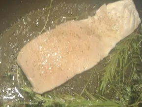 Rucolaspaghetti mit gebratenem Fischfilet und Pestoschaum. - Rezept