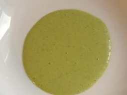 Rucolaspaghetti mit gebratenem Fischfilet und Pestoschaum. - Rezept