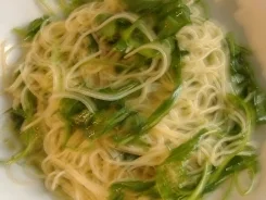 Rucolaspaghetti mit gebratenem Fischfilet und Pestoschaum. - Rezept