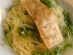 Rucolaspaghetti mit gebratenem Fischfilet und Pestoschaum. - Rezept