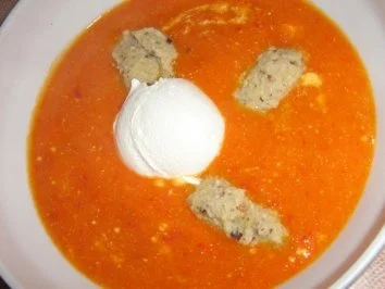 Kürbissuppe mit Haselnussnockerln - Rezept