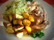 geschmorte Hasenkeulen an feinem Sahnewirsing, Röstkartoffeln - Rezept