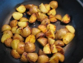 Rezept: geschmorte Hasenkeulen an feinem Sahnewirsing, Röstkartoffeln Bild Nr. 3 geschmorte Hasenkeulen an feinem Sahnewirsing, Röstkartoffeln - Rezept - Bild Nr. 3