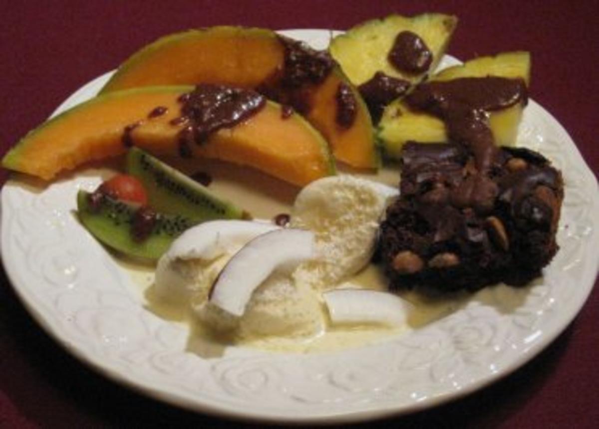 Erdnuss-Brownies mit Südsee-Eis und exotischen Früchten - Rezept