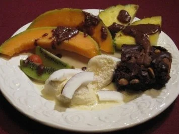 Erdnuss-Brownies mit Südsee-Eis und exotischen Früchten - Rezept