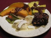 Erdnuss-Brownies mit Südsee-Eis und exotischen Früchten - Rezept