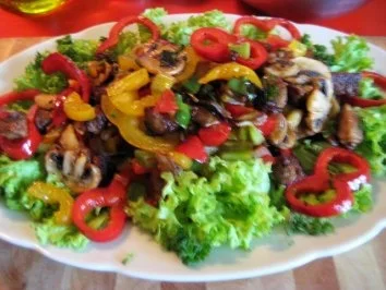 Rezept: buntes Röstgemüse auf Röst-Bauernbrot buntes Röstgemüse auf Röst-Bauernbrot - Rezept