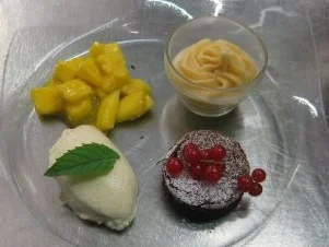 Weiße Mousse mit Grand Marnier, Schokoküchlein, Orangensorbet und Mangoragout - Rezept