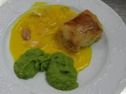 Lachshappen in Blätterteig auf Erbsenpüree und Safransoße - Rezept